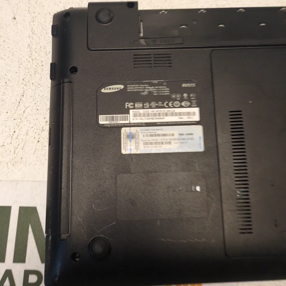 SAMSUNG RV415/RV515 LAPTOP – SILVER (UK) – MISSING BATTERY, KEY & TOUCHPAD