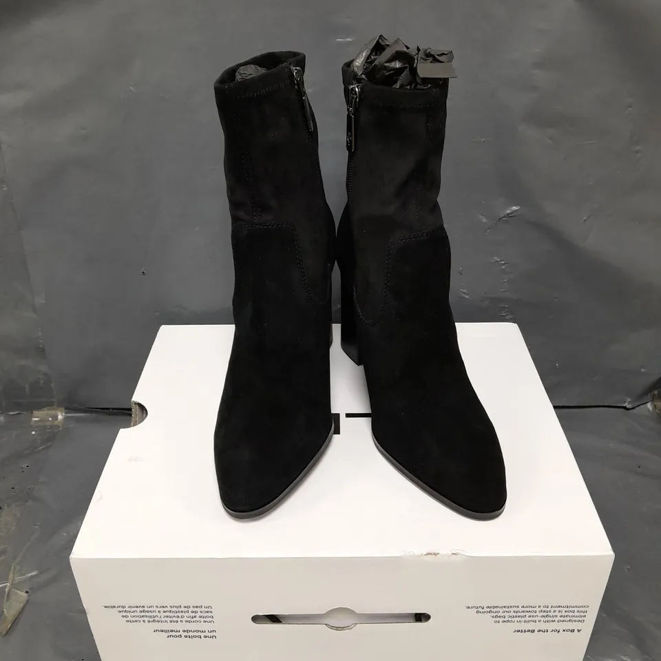 BOXED PAIR OF ALDO FARABRIREL BOOTS - 7