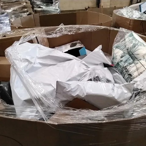 PALLET TO CONTAIN A LARGE ASSORTMENT OF PILLOWS AND CUSHIONS // BRANDS MAY VARY