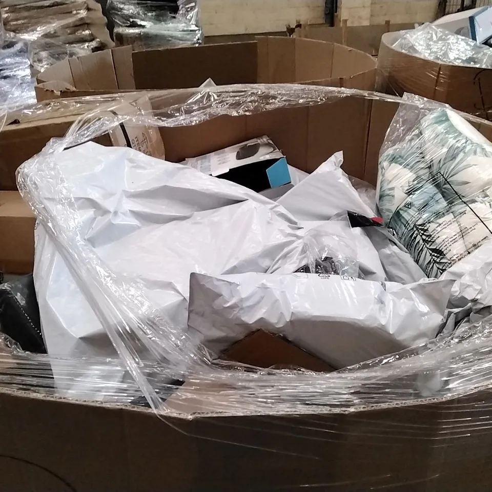PALLET TO CONTAIN A LARGE ASSORTMENT OF PILLOWS AND CUSHIONS // BRANDS MAY VARY