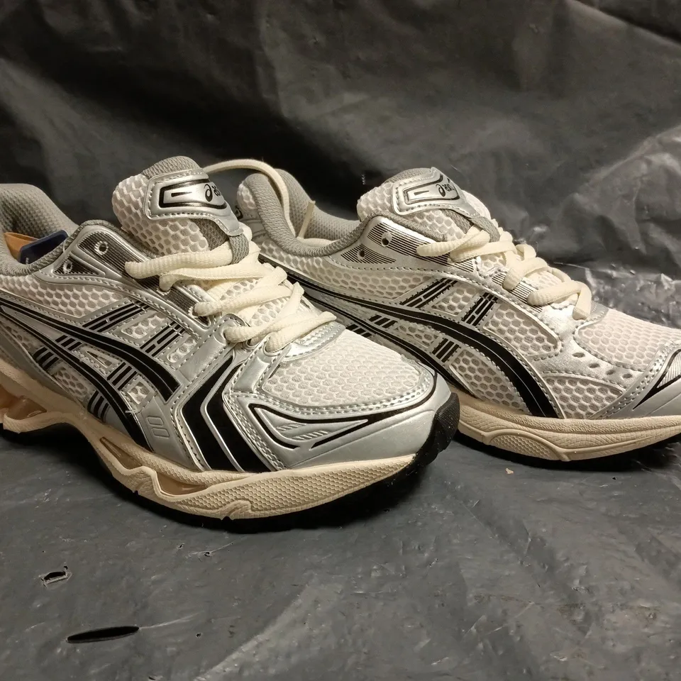PAIR OF ASICS TRAINERS IN WHITE/SILVER/BLACK SIZE UK 4.5
