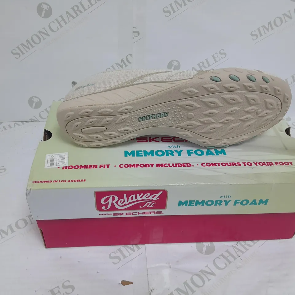 RELAXED FIT SKECHERS MEMORY FOAM BIEGE SIZE6