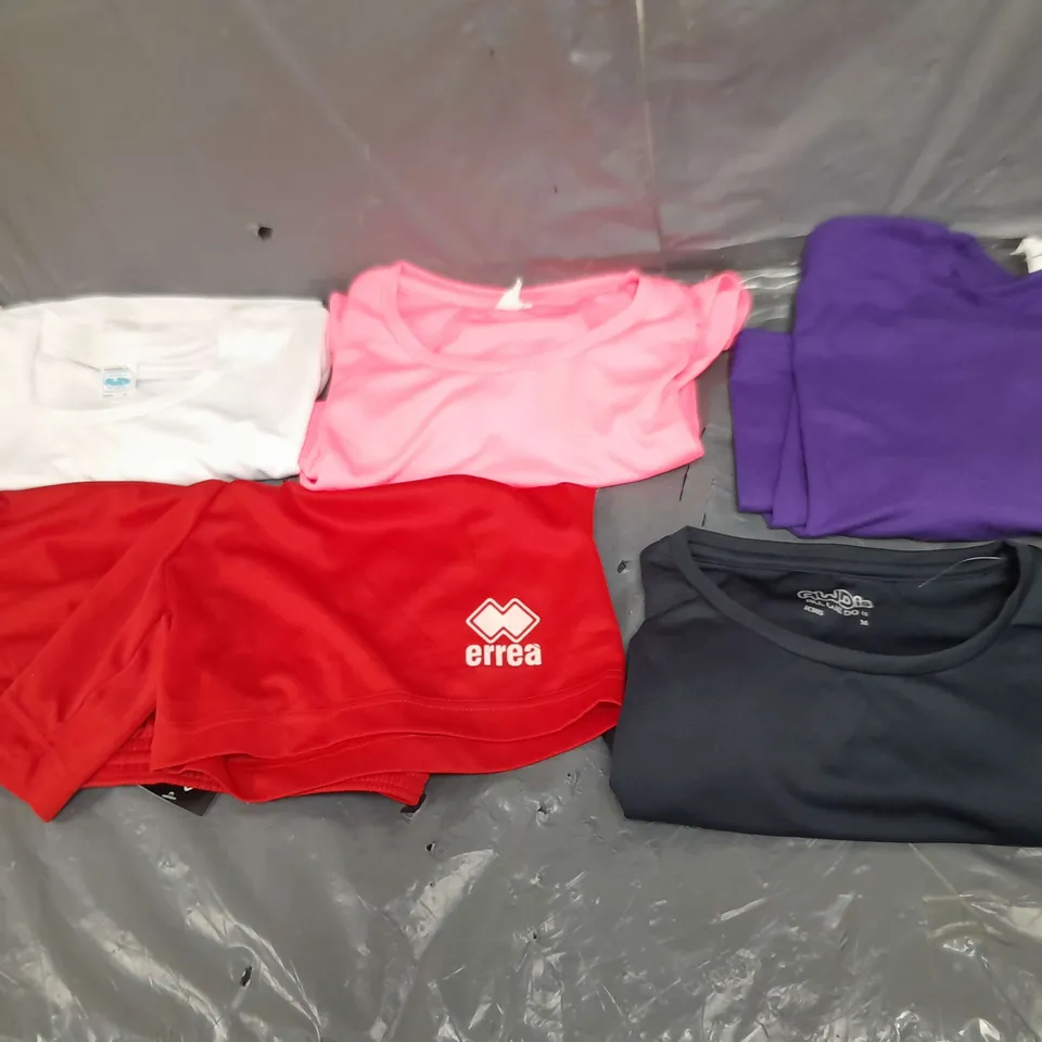 LOT OF APPROX 20 CLOTHING ITEMS , TO INCLUDE SPORTS TOPS , SHORTS , ETC