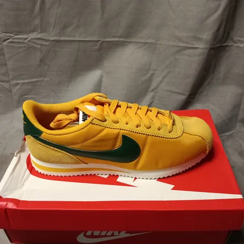 NIKE SNEAKERS – YELLOW/ORANGE WITH GREEN SWOOSH SIZE 7.5 BOXED