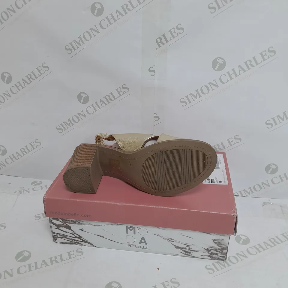 UNBOXED MODA IN PELLE LASSANDRA SANDAL IN GOLD SIZE 5