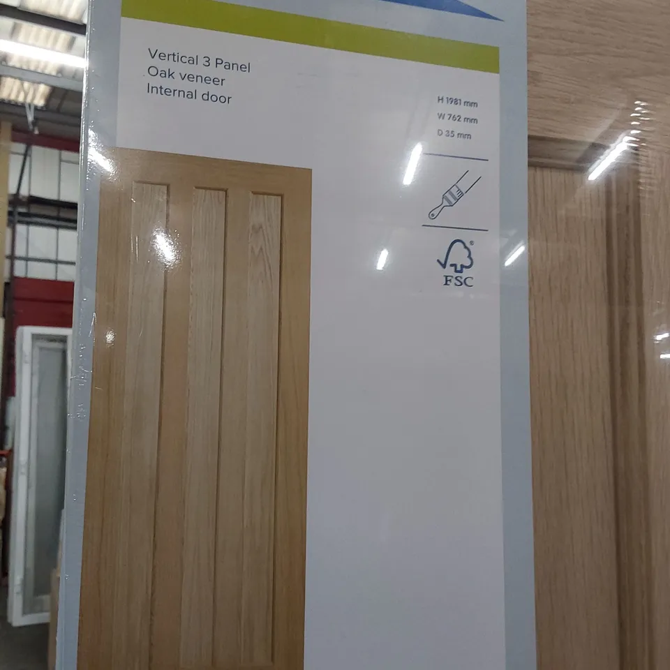 GEOM VERTICAL THREE PANEL OAK VENEER INTERNAL DOOR 1981 × 762mm