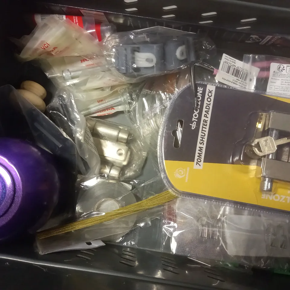 APPROXIMATELY 15 ASSORTED HOUSEHOLD PRODUCTS TO INCLUDE BOX OF TWIN UNSWITCHED SOCKETS, PICTURE FRAME, POINTING MORTAR, TOOLZONE 70MM SHUTTER PADLOCK 