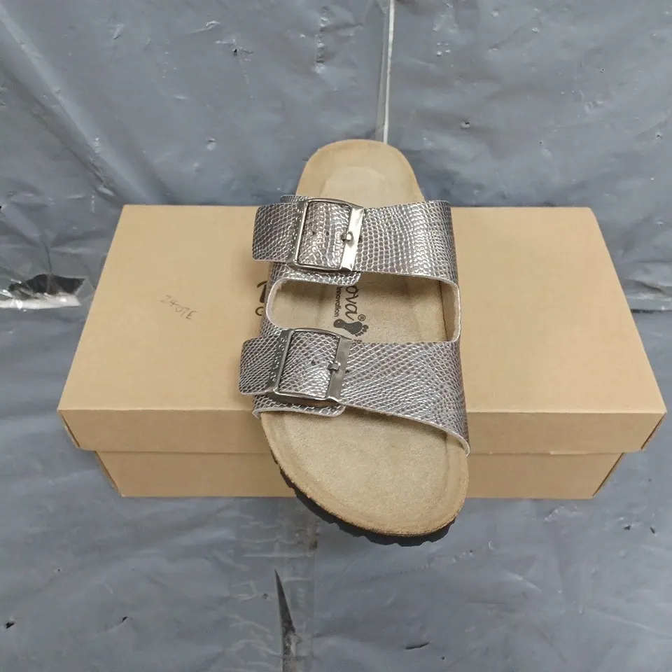 BOXED PAIR OF WOMENS BONOVA SANDALS SIZE 6