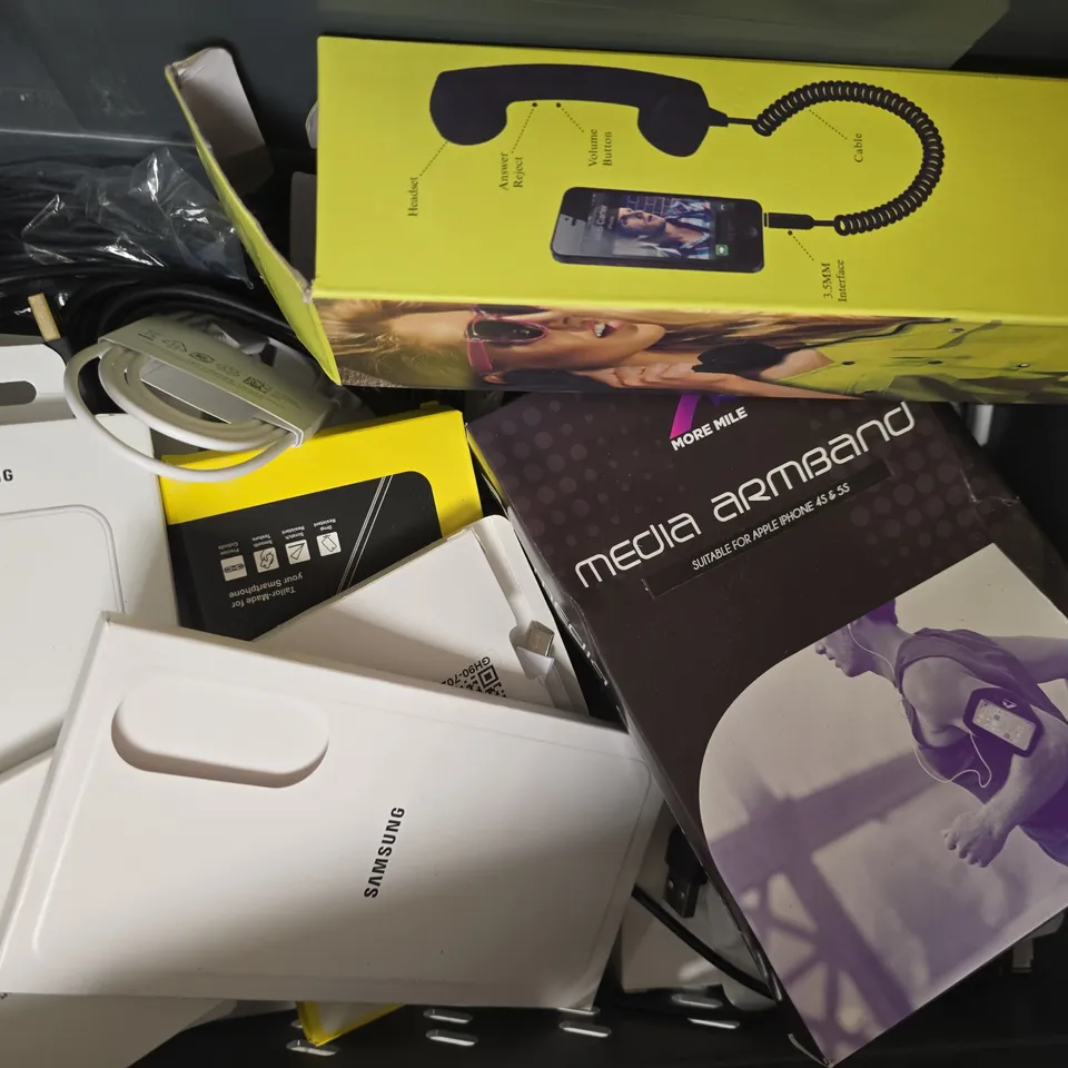 APPROXIMATELY 10 ASSORTED HOUSEHOLD ITEMS TO INCLUDE SCREEN PROTECTOR, PHONE POUCH, ETC
