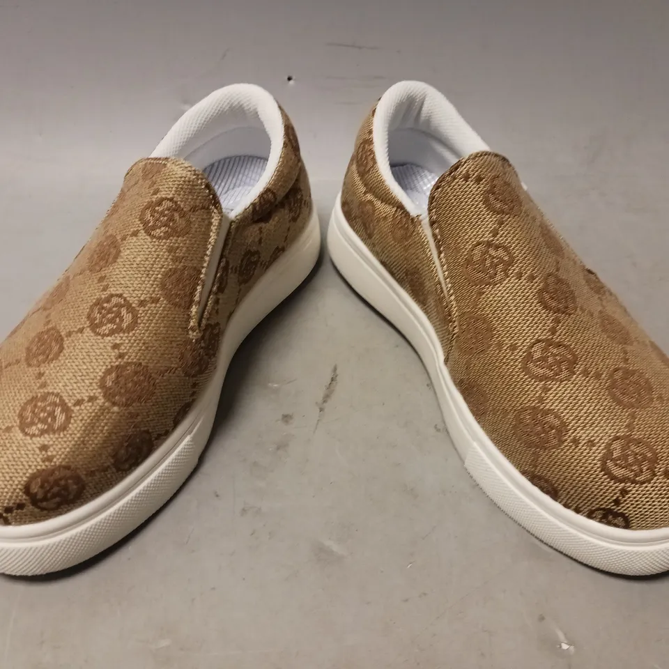 BOXED PAIR OF DESIGNER KIDS SLIP-ON SHOES IN TAN EU SIZE 28