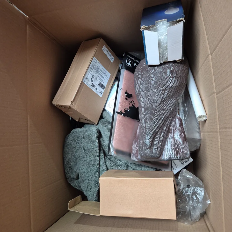 BOX OF APPROXIMATELY 15 ASSORTED HOUSEHOLD ITEMS TO INCLUDE - TRAVEL CUP - SHOWER HEAD - STORAGE CONTAINERS - ETC