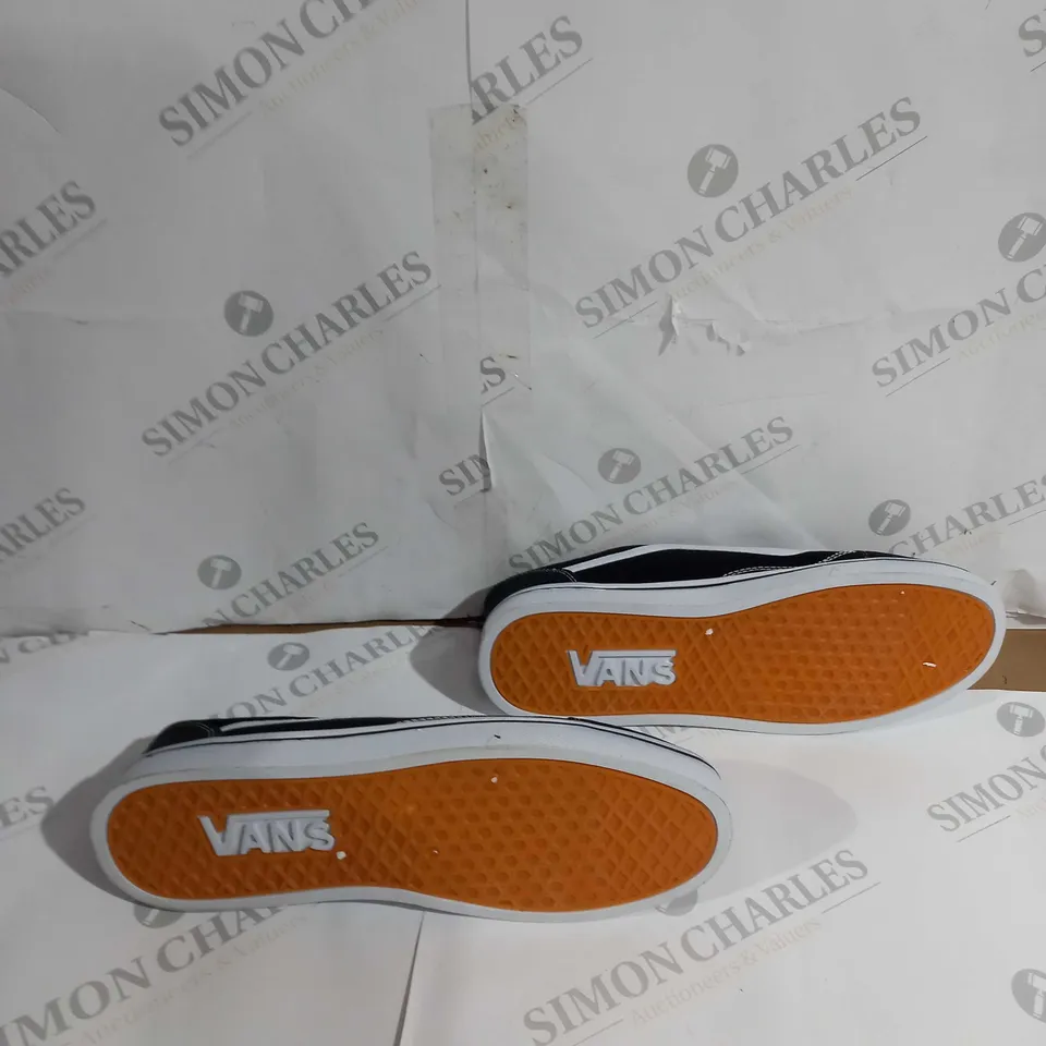 UNBOXED PAIR OF VANS OLD SKOOL SIZE 8.5