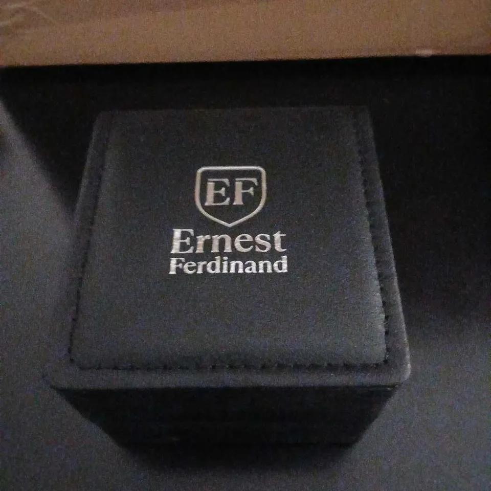 ERNEST FERDINAND WRISTWATCH – ROSE GOLD TONE CASE, WHITE DIAL WITH ROMAN NUMERALS, BLACK LEATHER STRAP, QUARTZ MOVEMENT – BOXED