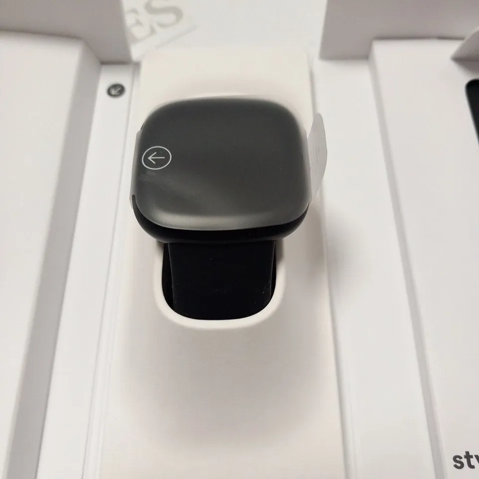 BOXED FITBIT VERSA 3 SMARTWATCH AND GPS