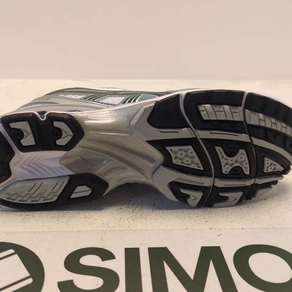 PAIR OF ASICS RUNNING SHOES – UK SIZE 11