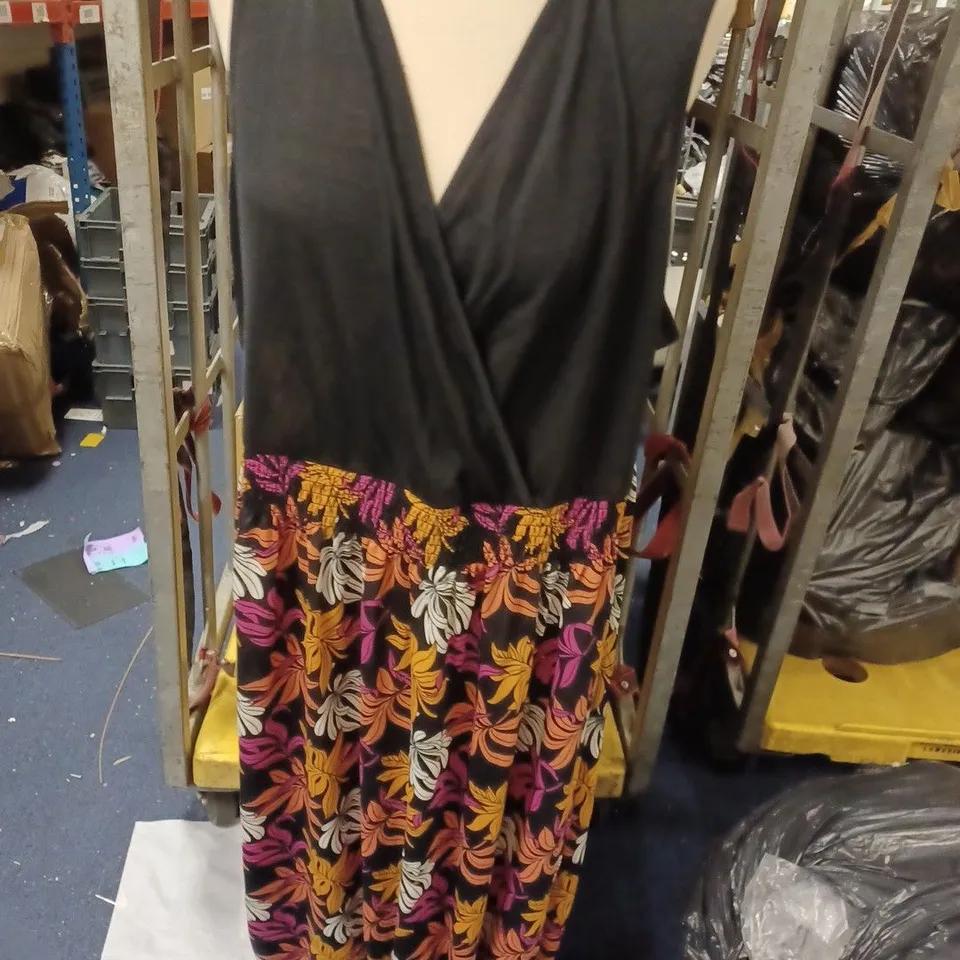 STUDIO DRESS SIZE 24/26