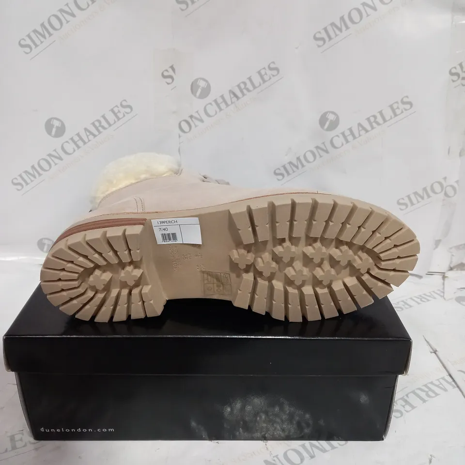 BOXED PAIR OF DUNE LONDON NATURAL SUEDE SIZE 7 LACEUP BOOTS