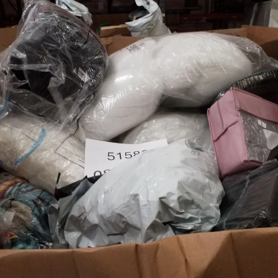 PALLET CONTAINING ASSORTED PILLOWS & CUSHIONS