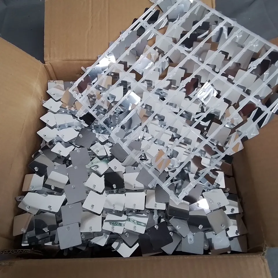 LOT OF 10 PLASTIC PANELS WITH REFLECTIVE PLASTIC MIRRORS - 30X30CM APPROX