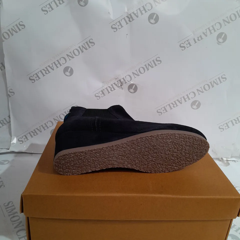 BOXED PAIR OF WHITE STUFF ISSY SUEDE WEDGE BOOTS IN NAVY BLUE - UK SIZE 6