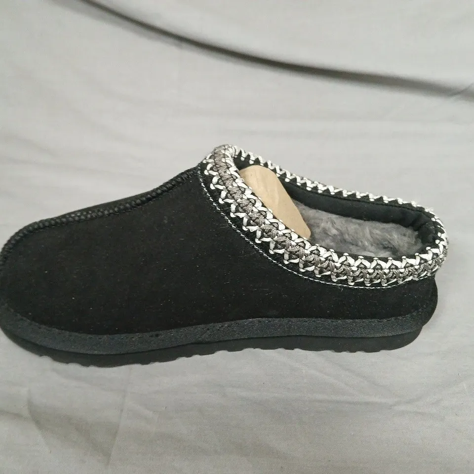 PAIR OF UGG FLEECE SLIDERS IN BLACK - UK 3