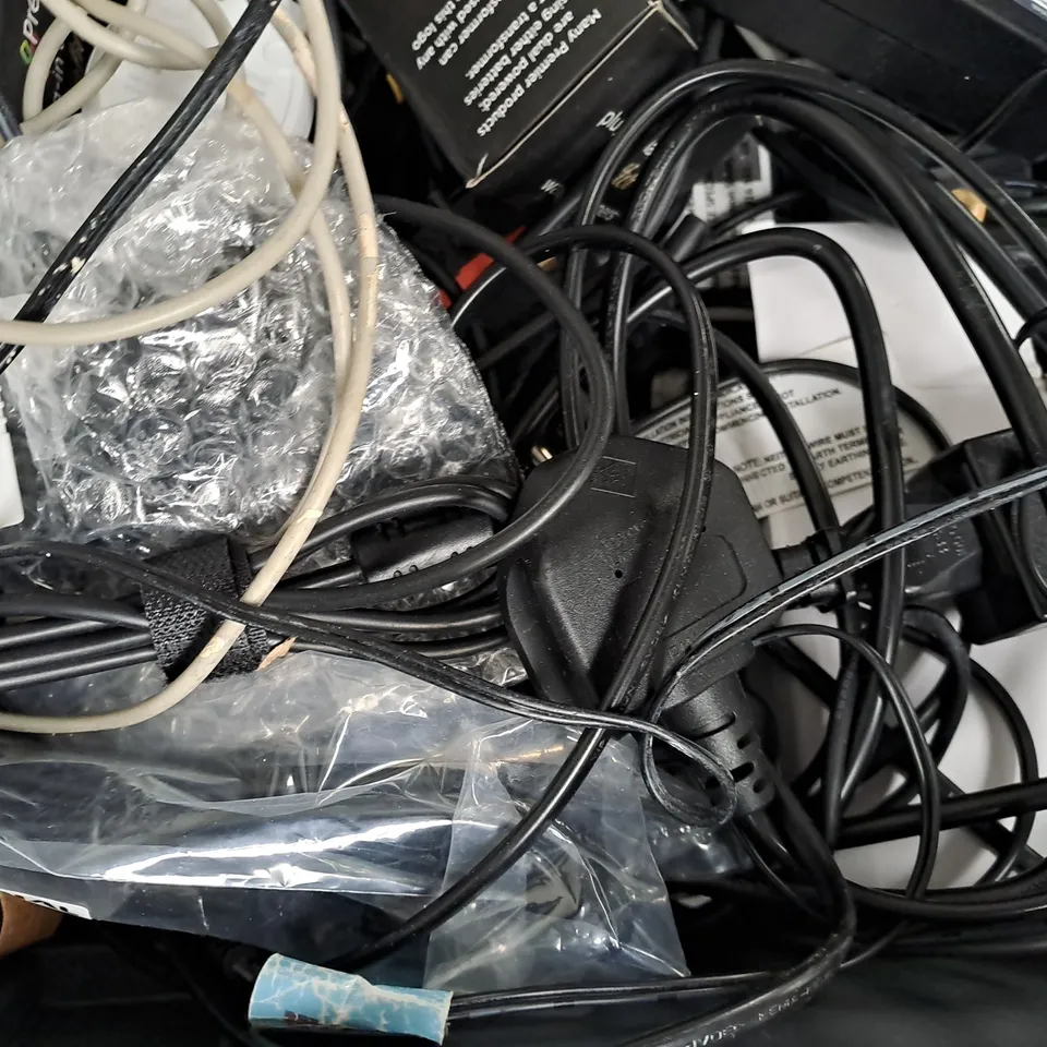 APPROXIMATELY 10 ASSORTED ELECTRICAL ITEMS TO INCLUDE LG REMOTE, RECHARGEABLE BATTERY CHARGER, ETC