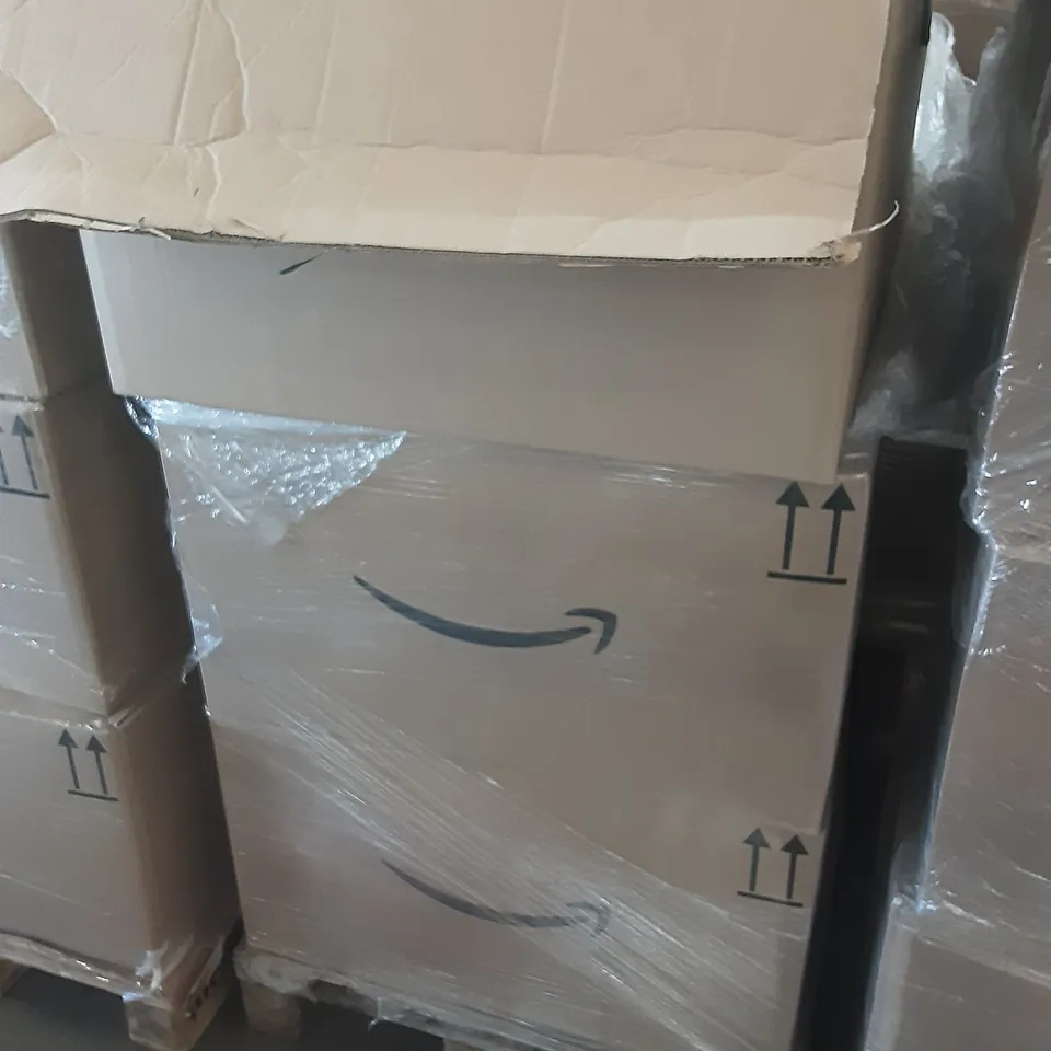 PALLET OF ASSORTED HOMEWARE ITEMS TO INCLUDE GINGERBREAD HOUSE, PARTY DECOR, CUSHION COVERS ETC