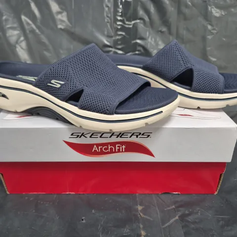 BOXED PAIR OF SKECHERS SLIDE SANDALS IN NAVY SIZE 5