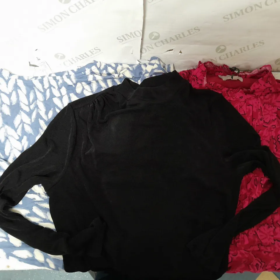 A BOX OF 10 VARIOUS ITEMS OF CLOTHING TO INCLUDE A BLUE AND WHITE LEAF PATTERN BLOUSE A BLACK THIN TOP AND PINK FLOWER DESIGN DRESS