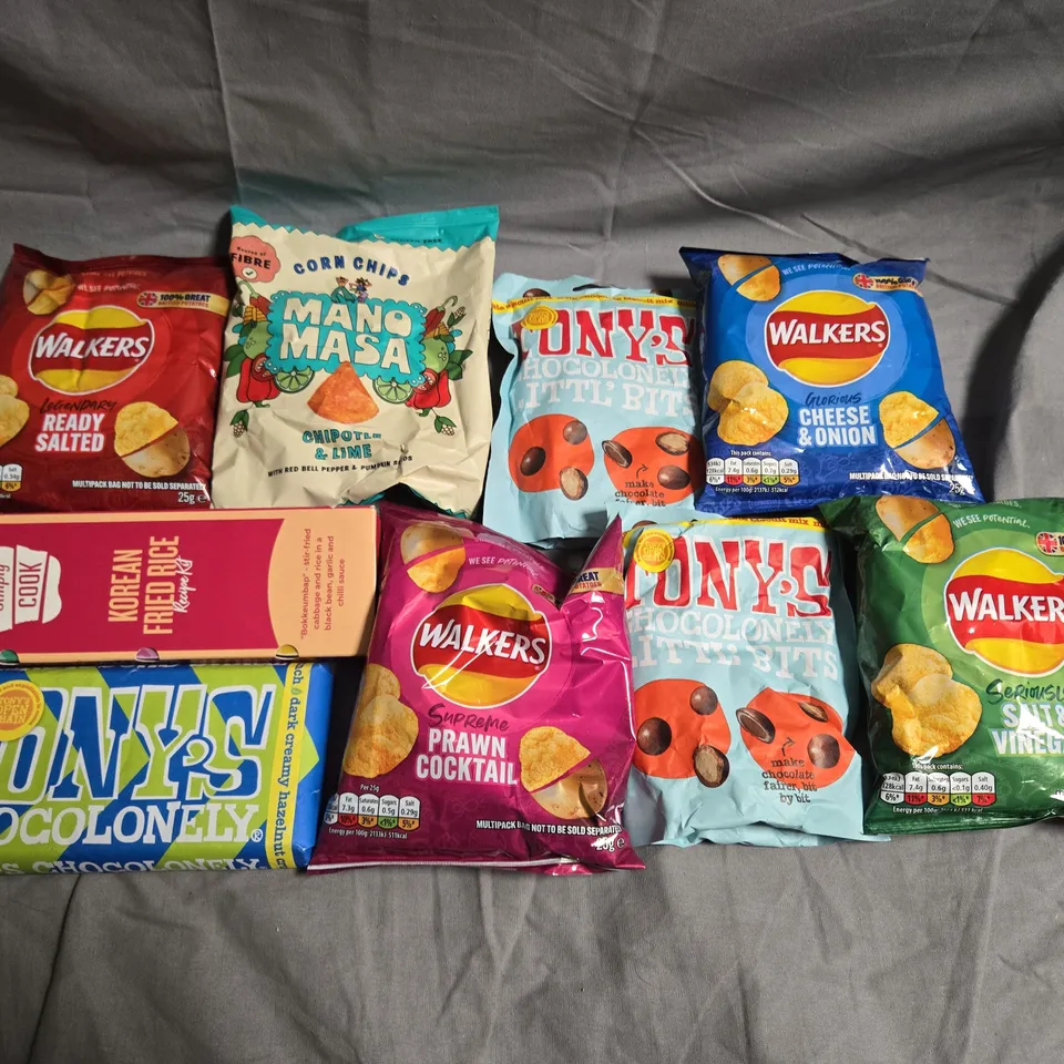 APPROXIMATELY 10 ASSORTED FOOD &DRINK ITEMS TO INCLUDE - WALKERS CRISPS, TONY CHOCOLATE AND SIMPLY COOK - COLLECTION ONLY 