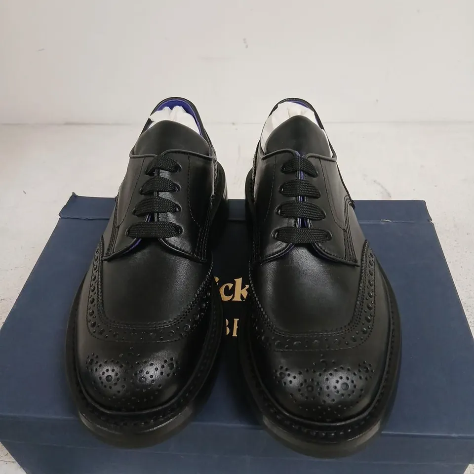 TRICKER'S FOR BURBERRY DERBY ON RUBBER SOLE – BLACK LEATHER BROGUES, UK 4