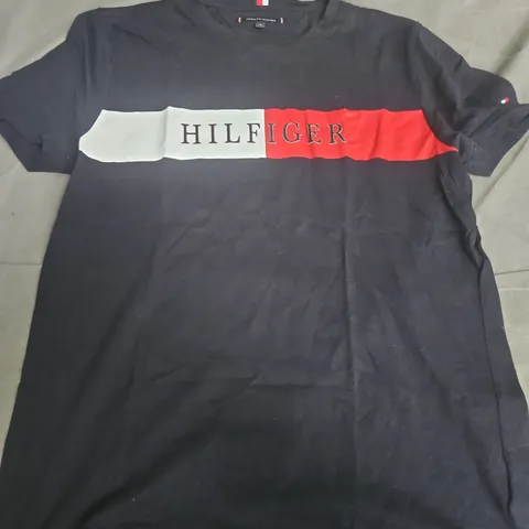 TOMMY HILFIGER BLACK T‑SHIRT WITH WHITE-RED FLAG STRIPE SIZE M