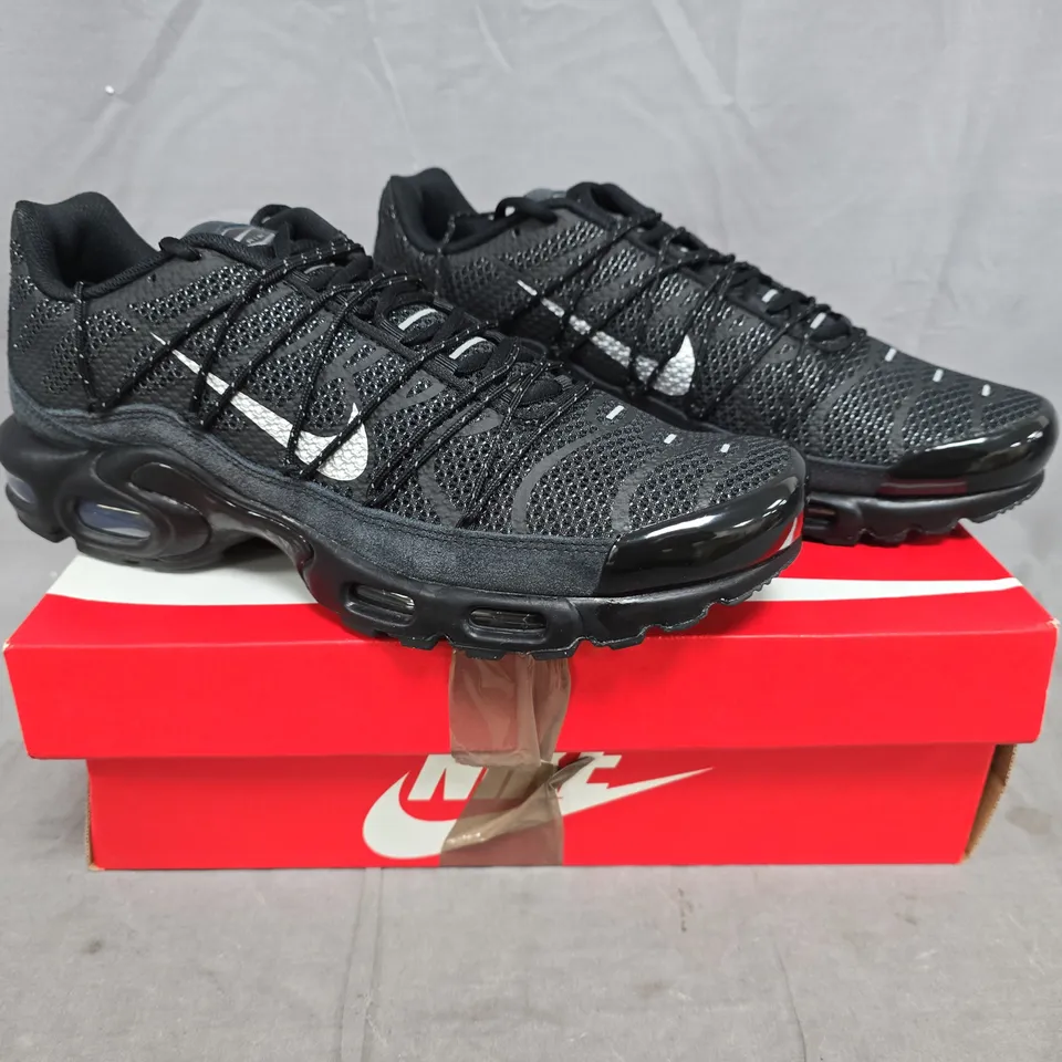 BOXED PAIR OF NIKE AIR MAX PLUS UTILITY SHOES IN BLACK SIZE UK 10