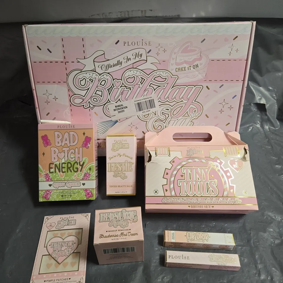 BOX OF 6 ASSORTED PLOUISE COSMETICS TO INCLUDE - TINY TOOLS BRUSH SET - MINI ME BESTIE TINTED BEAUTY BALM IN SHADE 4 - BAD BITCH ENERGY GUMMY BEAR LIP DUO - ETC