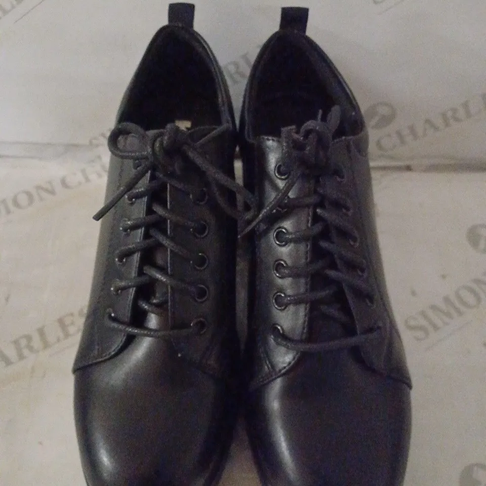 BOXED PAIR OF KOI WOMEN'S REI RELOADED CHUNKY SHOES SIZE 6