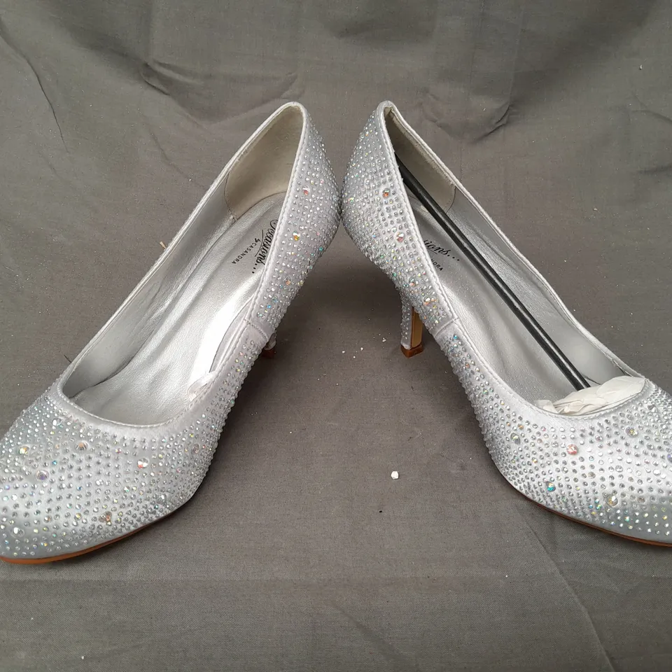BOX OF APPROXIMATELY 10 BOXED PAIRS OF OCCASIONS BY CASANDRA CLOSED TOE MID HEEL SHOES IN SILVER SATIN W. JEWEL EFFECT - VARIOUS SIZES