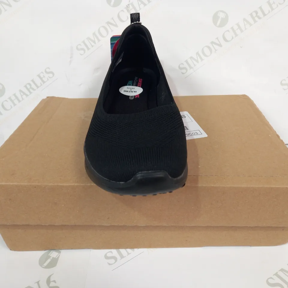 PAIR OF SKECHERS AIR-COOLED MEMORY FOAM SLIP-ON SHOES IN BLACK SIZE 5