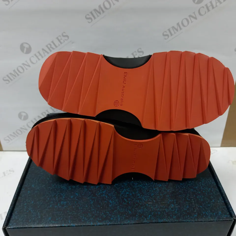 EMU AUSTRALIA SHARKY MINI BOOT - BLACK WITH ORANGE SOLE SIZE 5