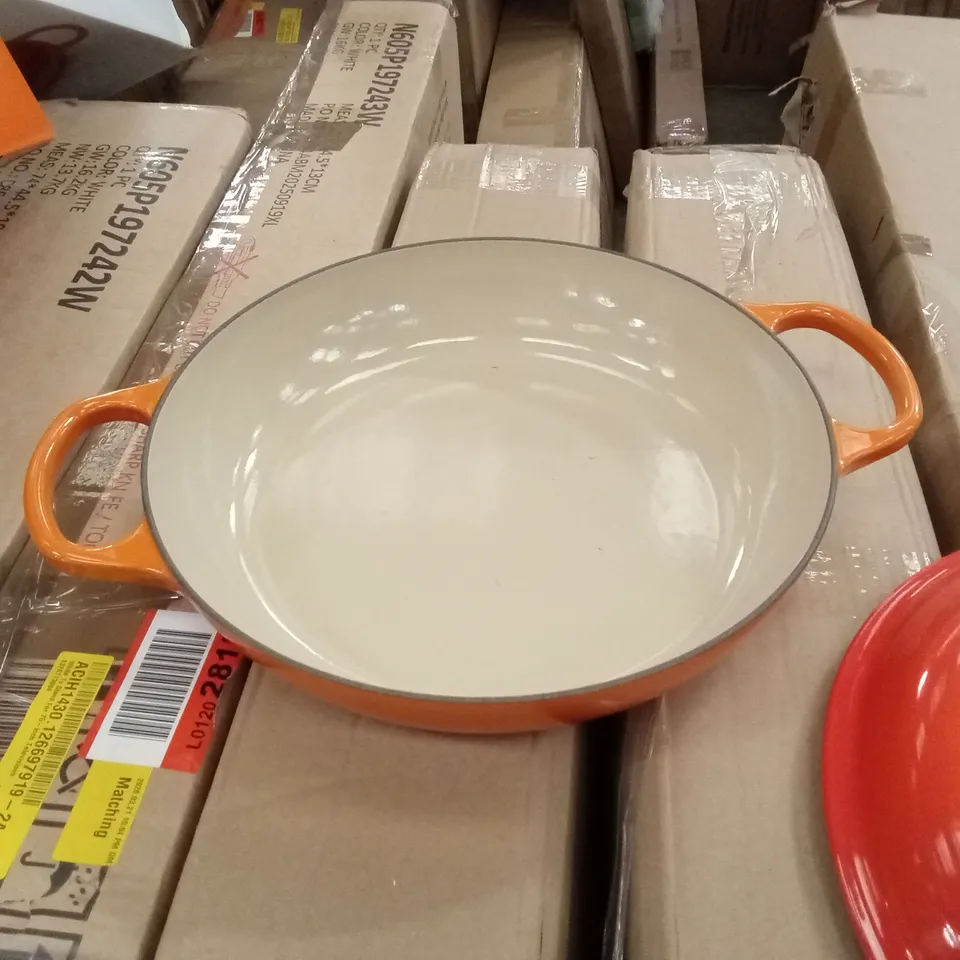 BOXED LE CREUSET SIGNATURE CAST IRON 30cm SHALLOW CASSEROLE DISH - VOLCANIC