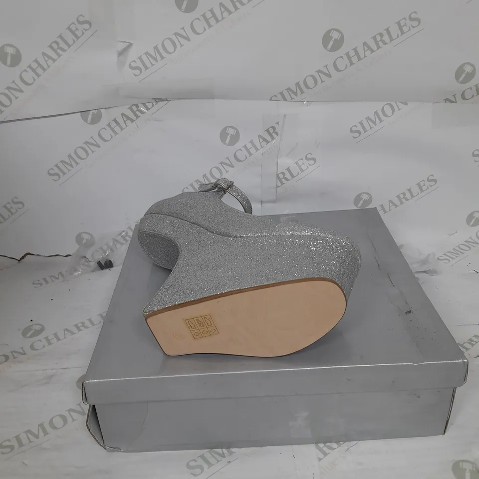 BOXED PAIR OF CASANDRA PLATFORM STRAP SHOE IN SILVER GLITTER SIZE 5