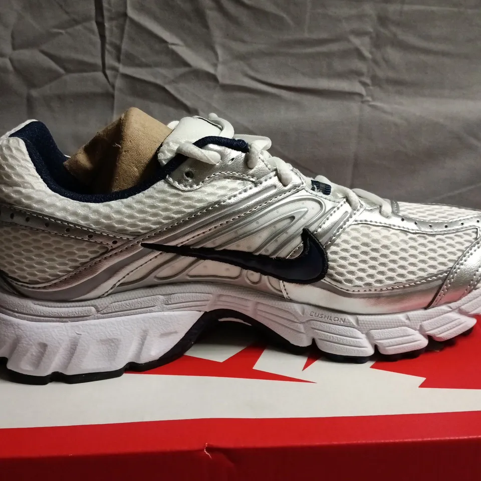 NIKE AIR MAX MOTO 2K TRAINERS – UK 7 (US 9.5) WHITE/SILVER