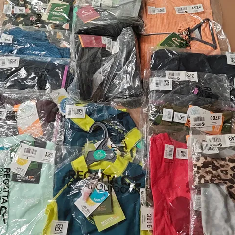 LOT OF 15 ASSORTED BRAND NEW REGATTA ITEMS IN VARIOUS STYLES AND SIZES