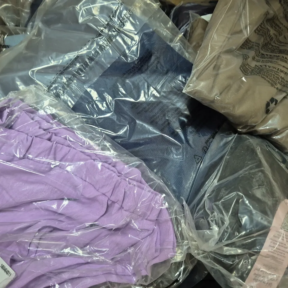 BOX OF APPROXIMATELY 20 ASSORTED CLOTHING AND FASHION ITEMS IN VARIOUS STYLES, SIZES, AND COLOURS, ETC - COLLECTION ONLY