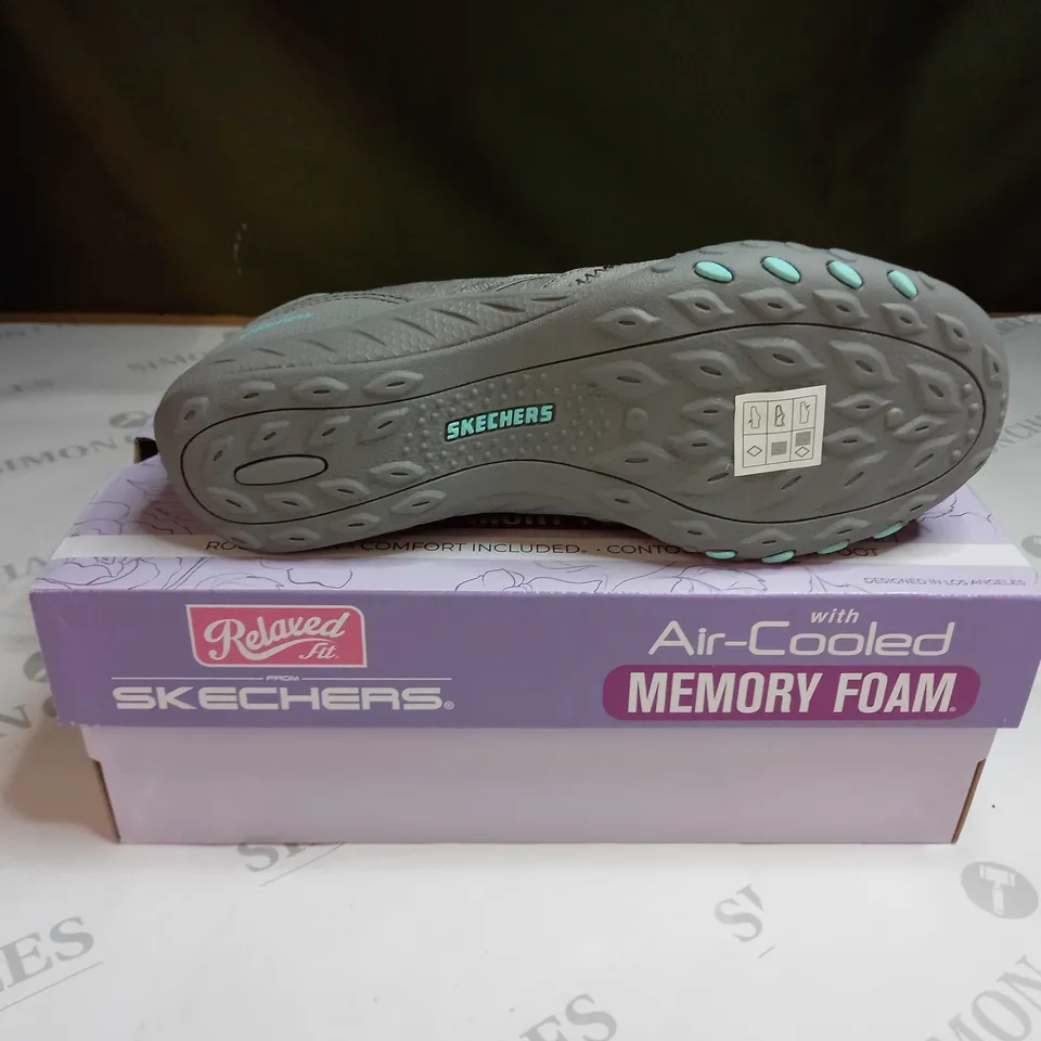BOXED SKECHERS BREATHEEASY SHOES SIZE 4