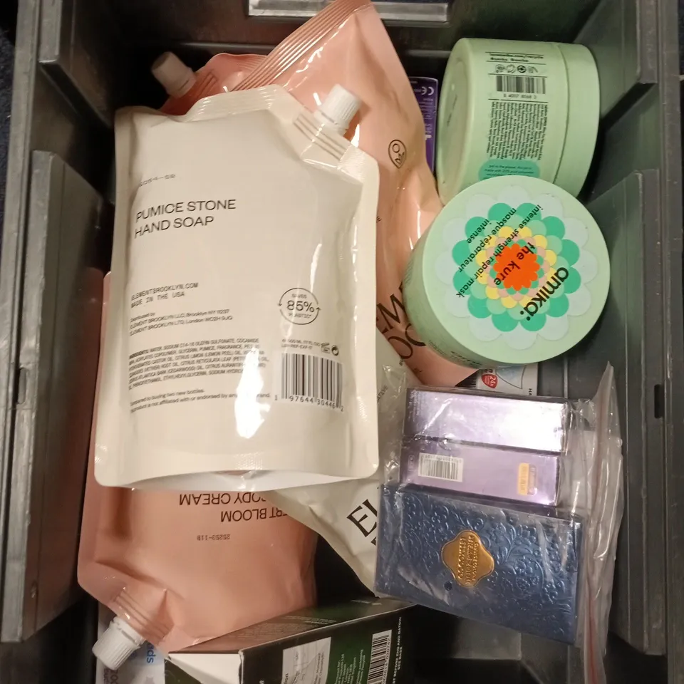 APPROXIMATEY 20 ASSORTED HEALTH AND BEAUTY PRODUCTS TO INCLUDE - ELEMENT BROOKLYN HAND & BODY CREAM REFILL POUCH - VASELINE LIP BALM AND THE BODY SHOP LIQUID PEEL