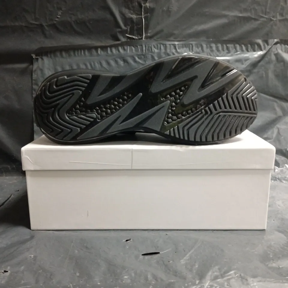 BOXED PAIR OF CONZURI VEXOR TRAINERS IN BLACK/WHITE SIZE 10