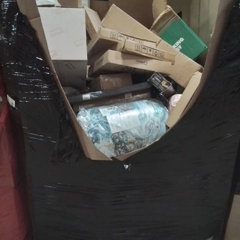 PALLET CONTAINING VARIOUS ASSORTED BOXED HOUSEHOLD ITEMS TO INCLUDE: KIDS PLAYSETS, GARMENT RACKS, AREA RUGS AND LOTS MORE UNMARKED BOXED ITEMS 