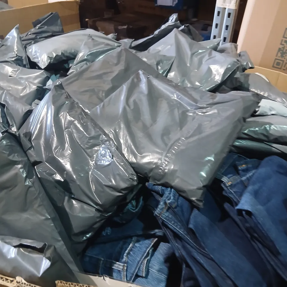 PALLET OF APPROXIMATELY 600 PAIRS OF ASSORTED JEANS