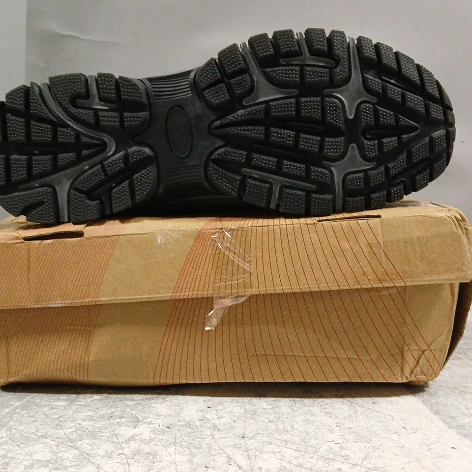 BOXED PAIR OF UNBRANDED SHOES IN GREY SIZE EU 45