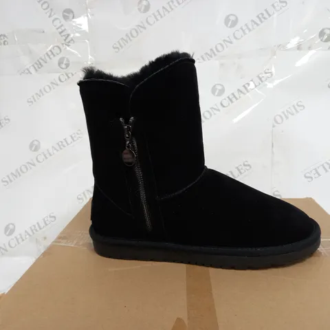 BOXED BONOVA SHEEPSKIN SIDE ZIP MID BOOTS, BLACK - SIZE 6